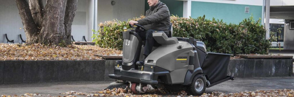 KM 105/100 vacuum sweeper collecting leaves